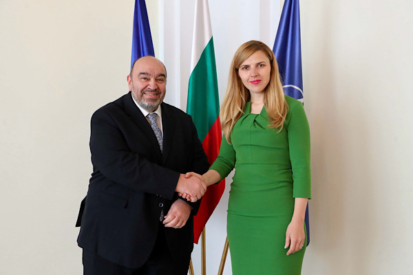 Petrova, Yunanistan’ın Bulgaristan Büyükelçisi Liberopoulos ile görüştü