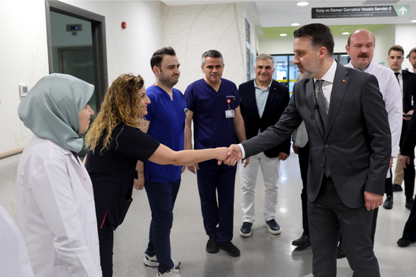 Bursa’da Hemşireler Günü’nde sağlık çalışanları ziyaret edildi