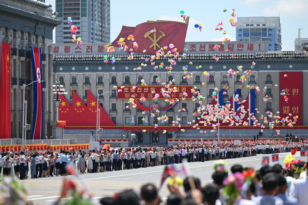 Xi Jinping, Kim Jong Un tarafından törenle karşılandı