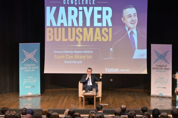 Aksoy, TÜGVA’nın kariyer buluşmasında gençlerle bir araya geldi