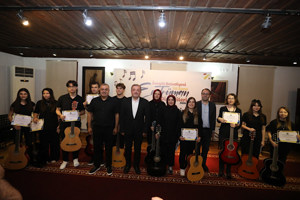 İnegöl’de gitar kursu kursiyerleri sertifikalarını aldı