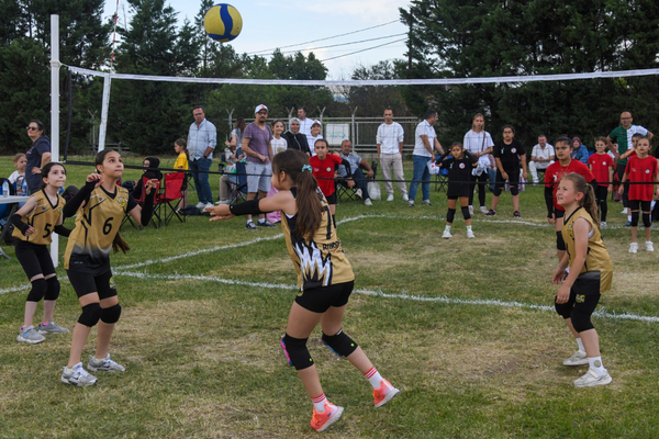 Osmangazi’de 1500 kız çocuğu Mini Voleybol Şenliği’nde buluştu