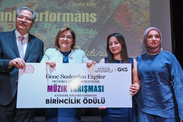 Sanat yarışmalarında dereceye giren öğrenciler ödüllendirildi