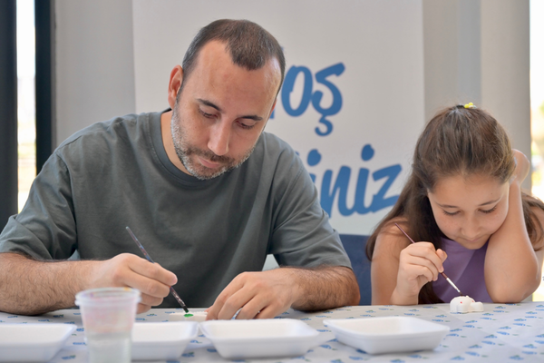 Esenyurt’ta babalar ve çocuklar sanat atölyesinde buluştu
