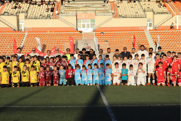İzmit’in kurtuluş etkinliklerinde futbol şenliği düzenlendi